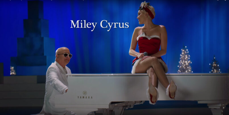 MileyCyrus_MurrayChristmas-trailer