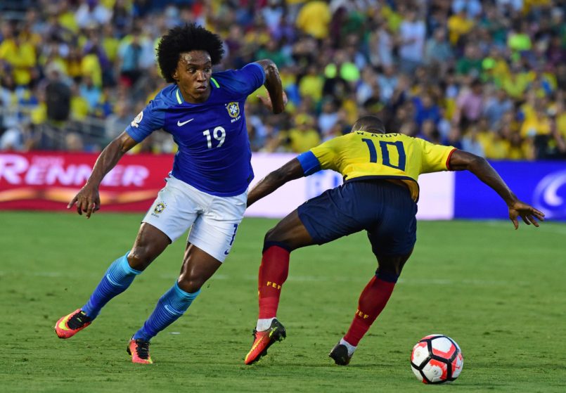 Ecuador's Walter Ayovi (R) and Brazil's Willian vie for the ball during their Copa America Centenario football tournament match, at the Rose Bowl stadium in Pasadena, California, United States, on June 4, 2016. / AFP / Robyn Beck (Photo credit should read ROBYN BECK/AFP/Getty Images)