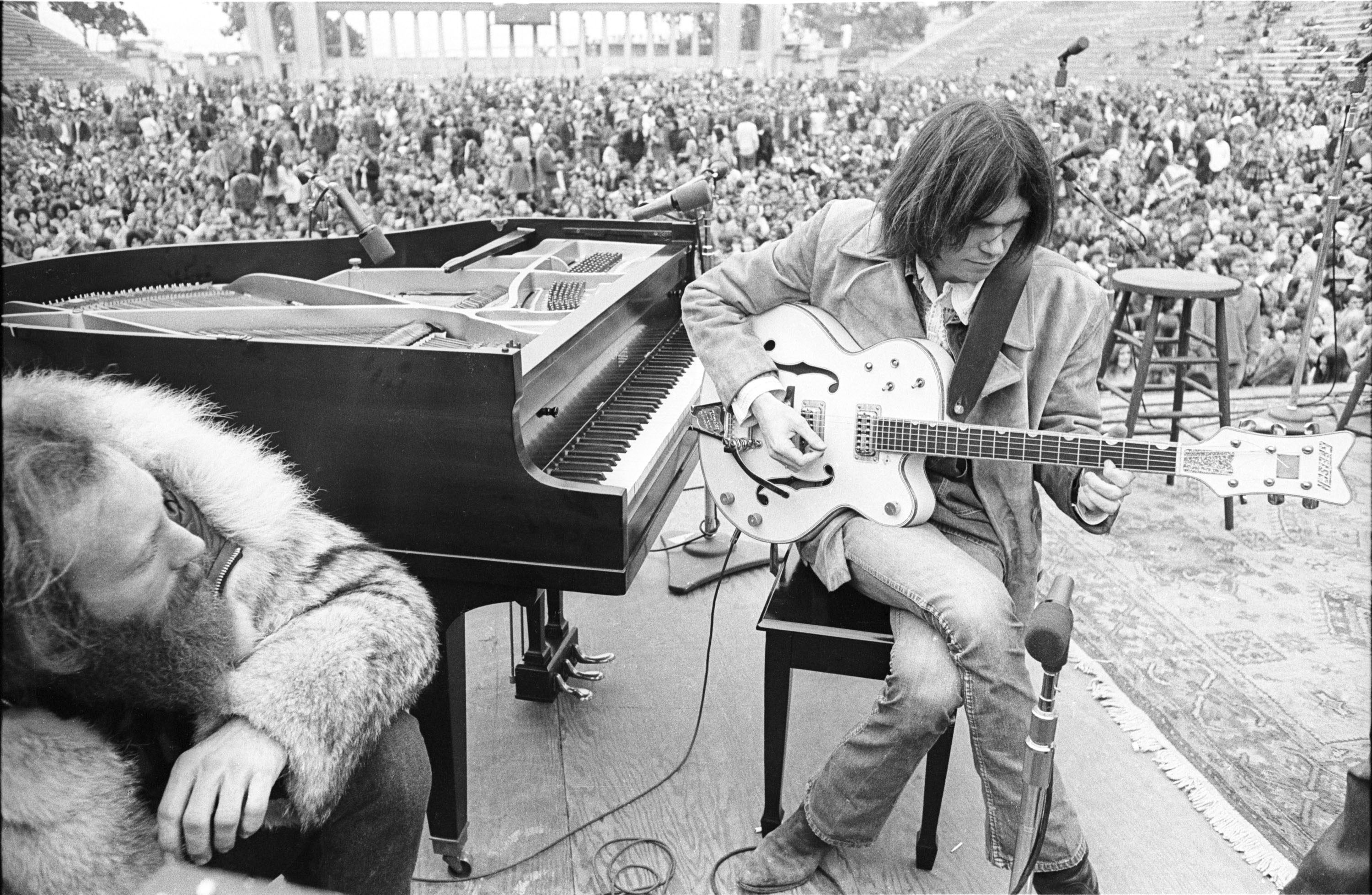Neil_Young-1969-Henry_Diltz