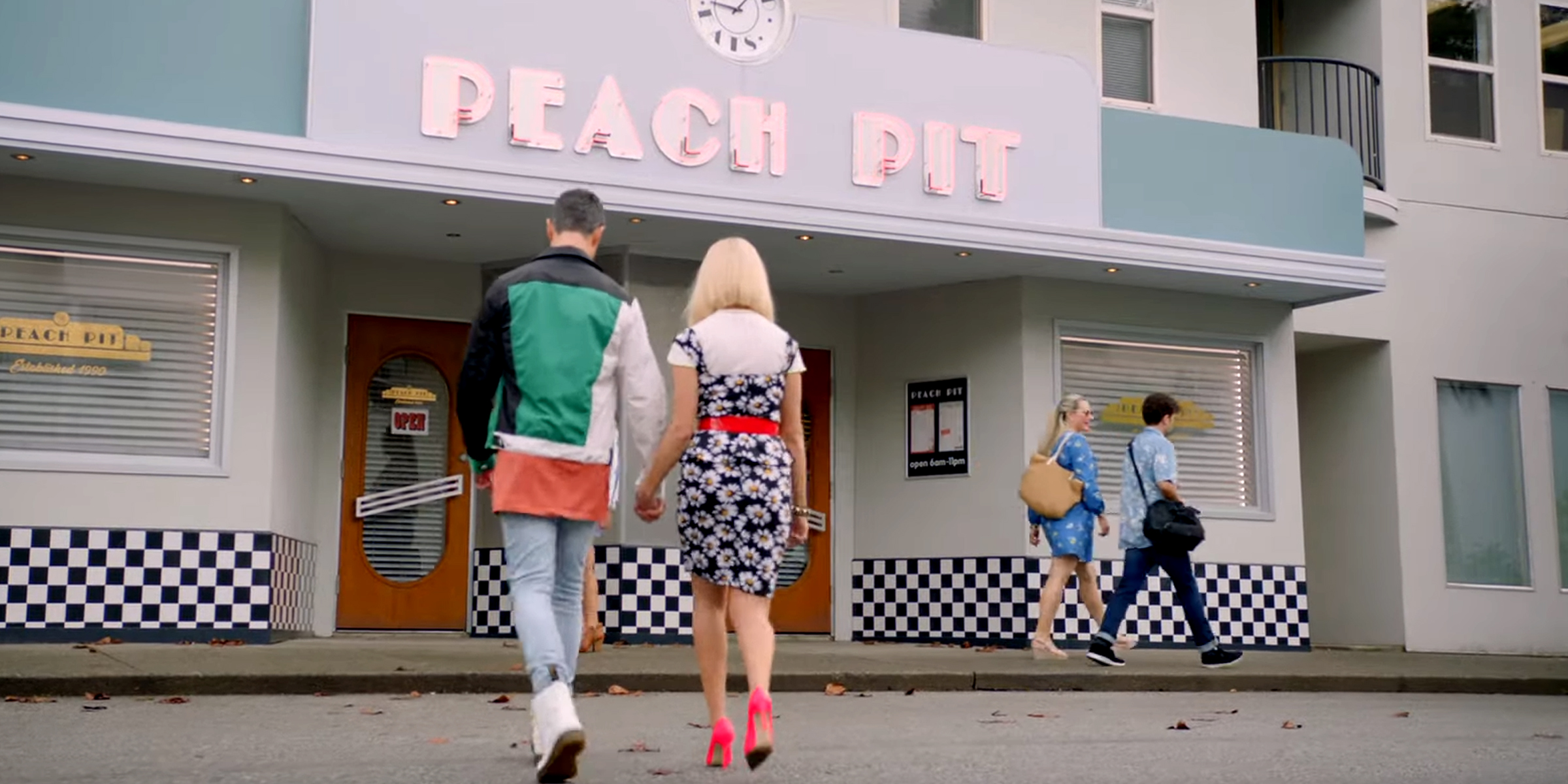 Flood The Peach Pit From “beverly Hills 90210” Is Coming To La