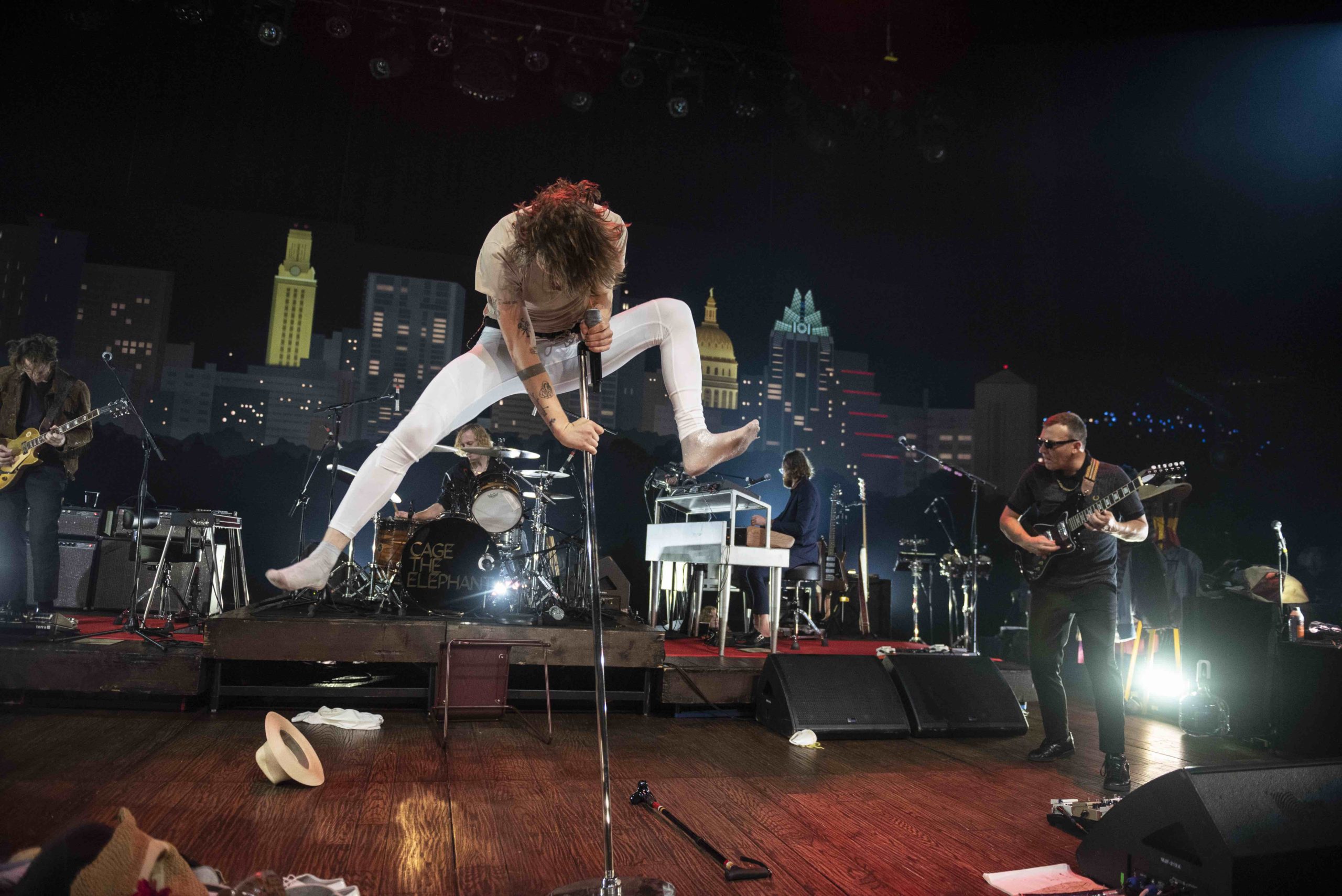 fragment Korrekt Alarmerende FLOOD - EXCLUSIVE: Cage the Elephant Perform “Come a Little Closer” on  “Austin City Limits”