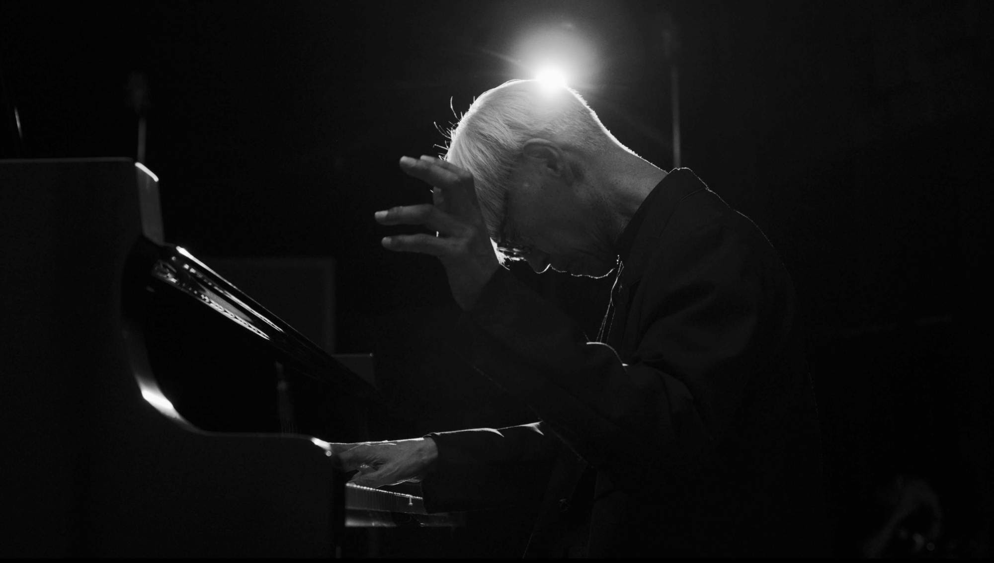 exception, Tema de abertura por Ryuichi Sakamoto